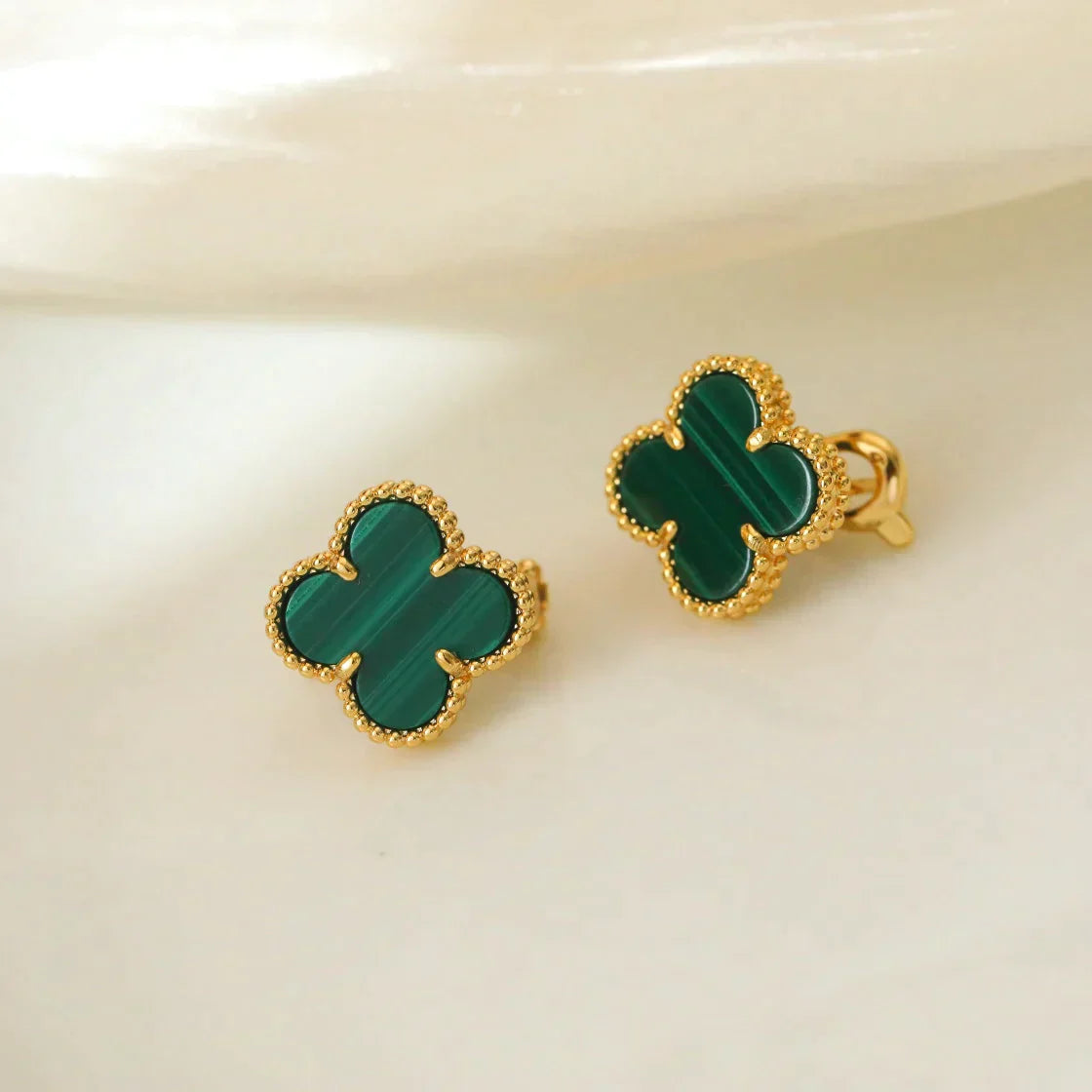 CLOVER MEDIUM GOLD MALACHITE STUD EARRINGS